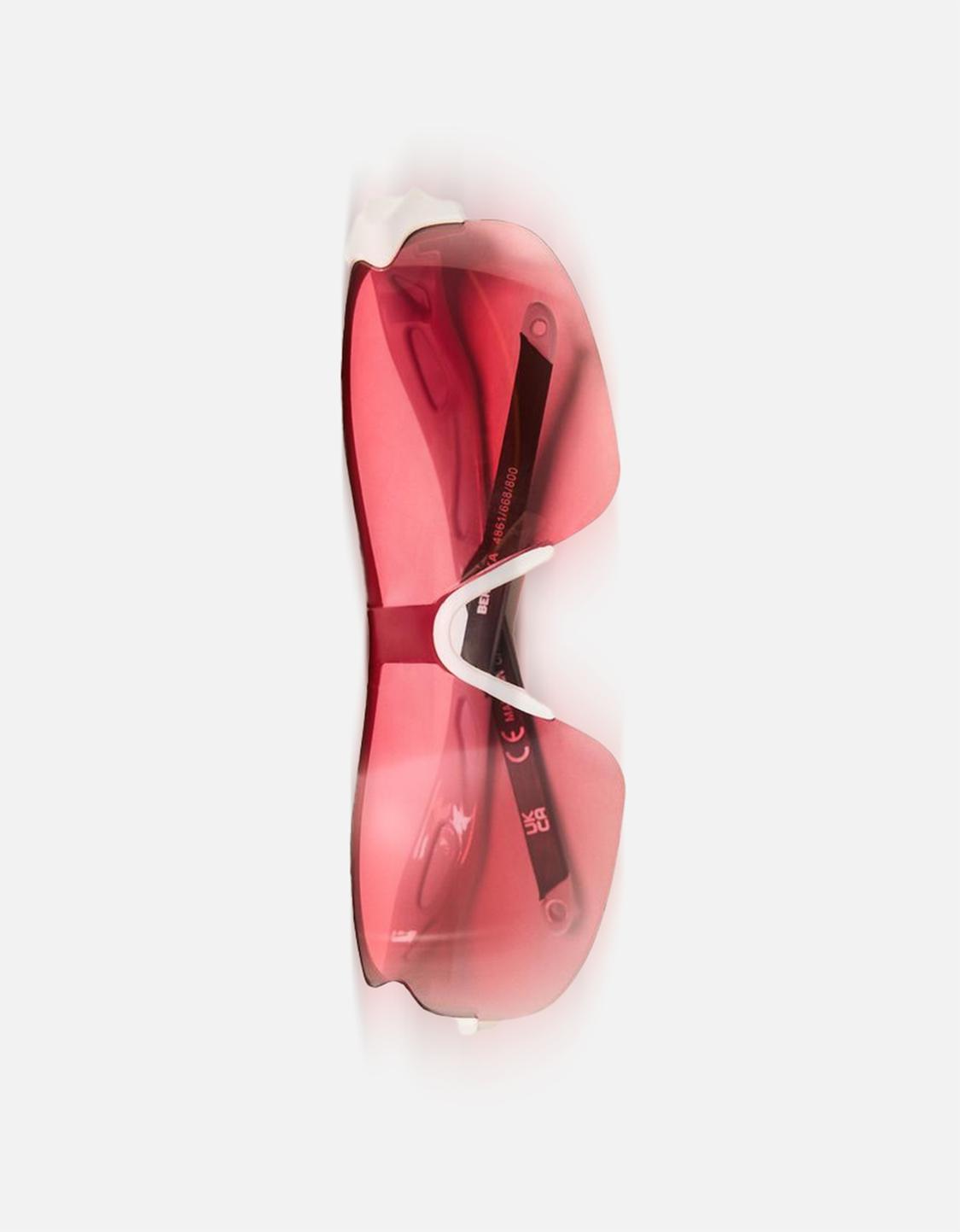 Polarised sports sunglasses