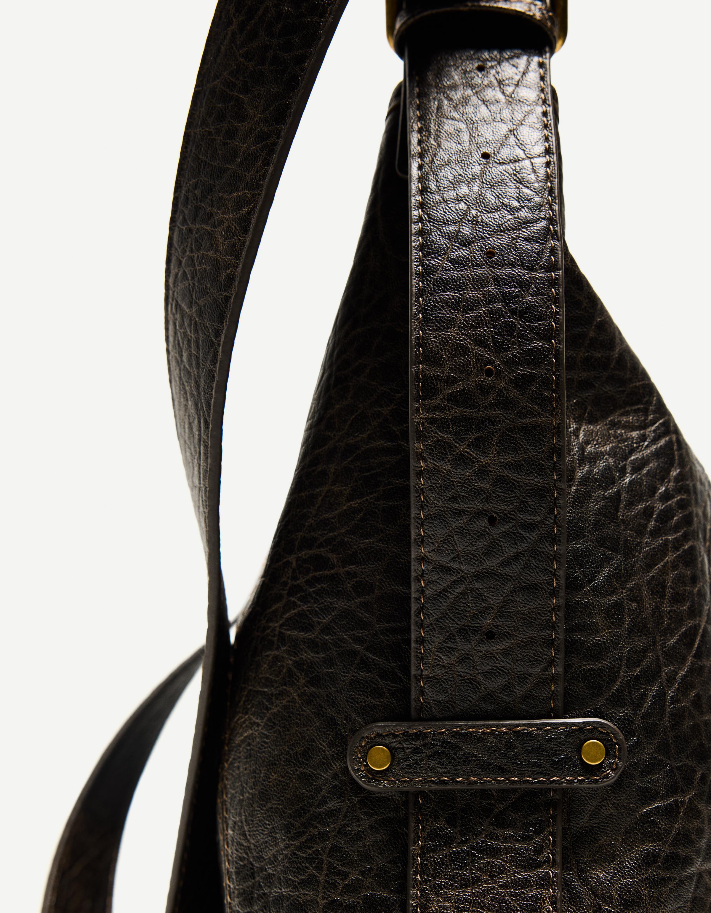 Bershka｜フェイクレザーメッセンジャー クロスバッグ Leather effect crossbody bag - Men | Bershka