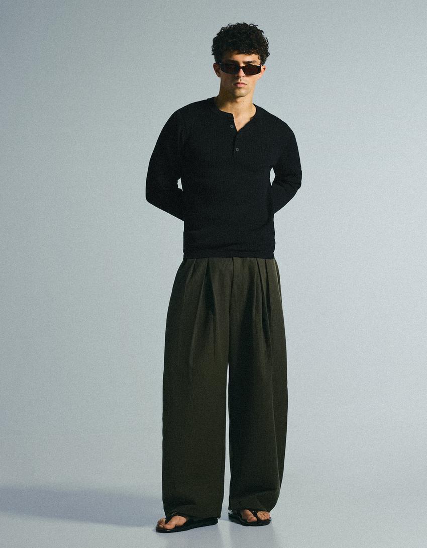 Maglia in maglia con collo a serafino-Nero