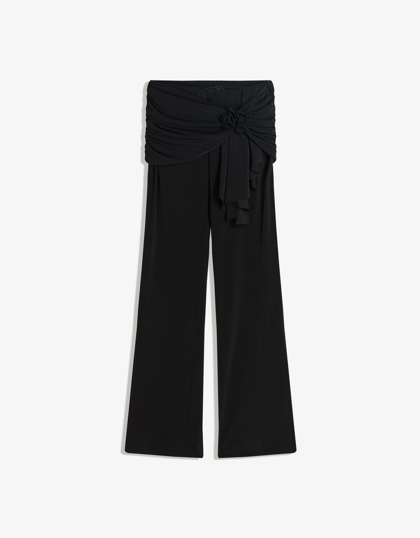 Pantalons flare drapat flor-Negre