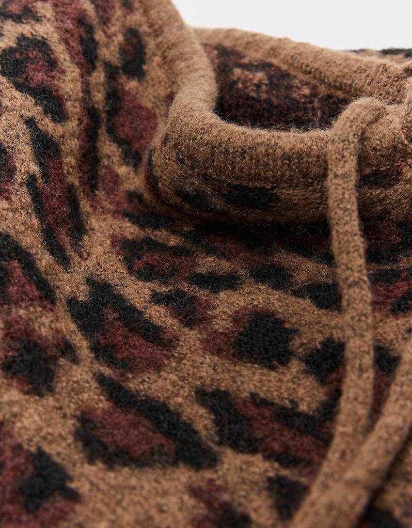 Balaclava in maglia con stampa animalier-Marrone