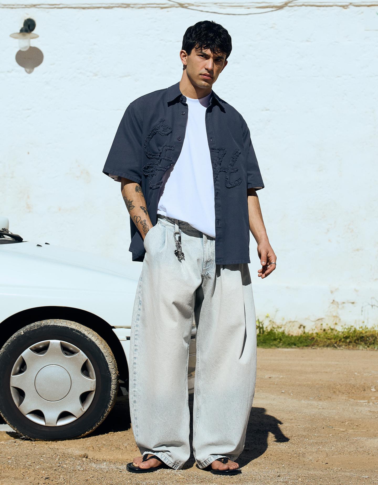 Bershka jeansy o kroju barrel z zakładkami jasnoniebieski