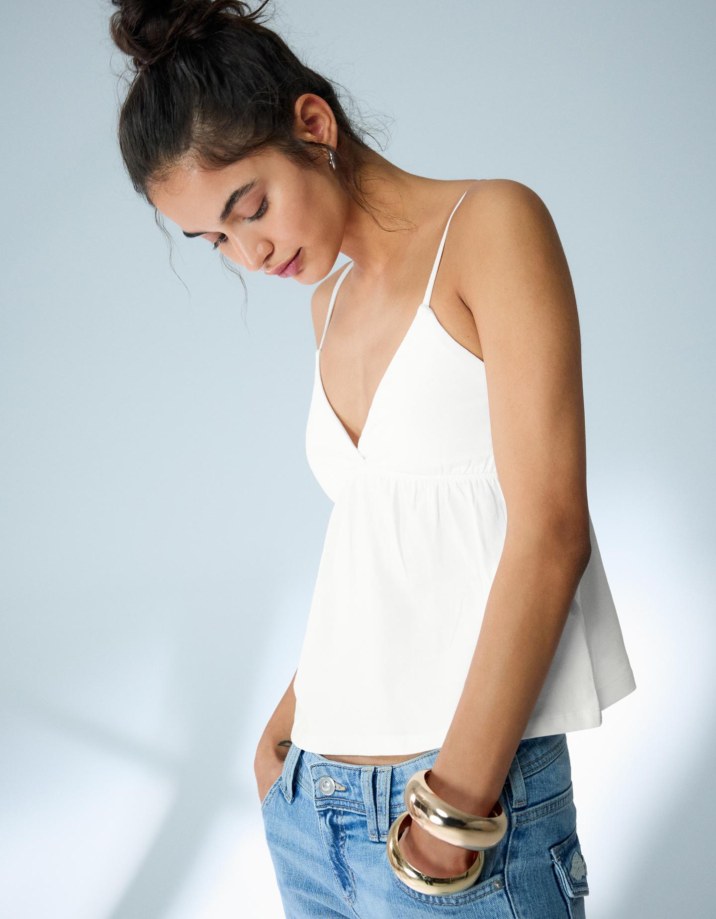 Bershka top na ramiączkach z baskinką biały