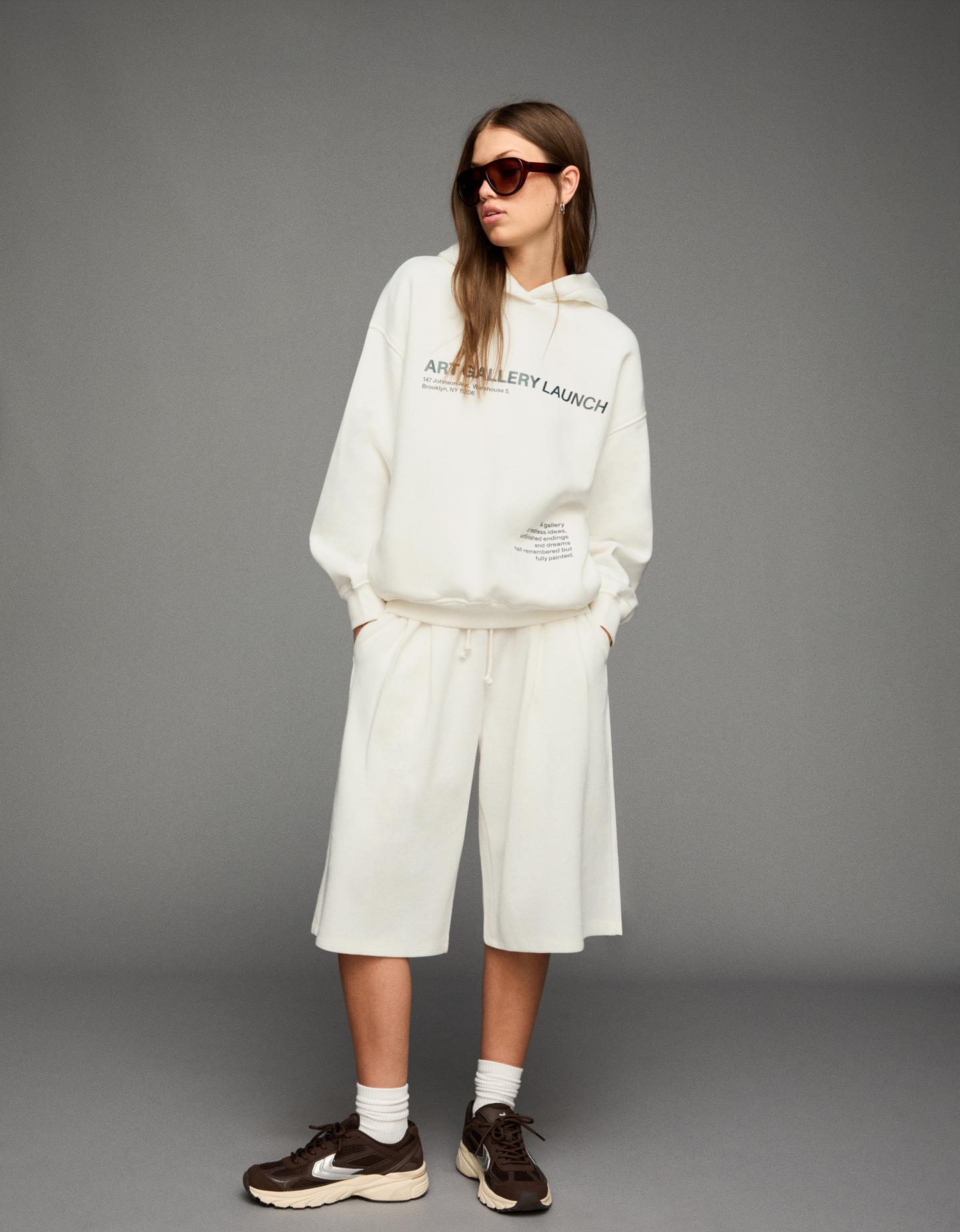 Bershka bluza z kapturem i nadrukiem biały złamany