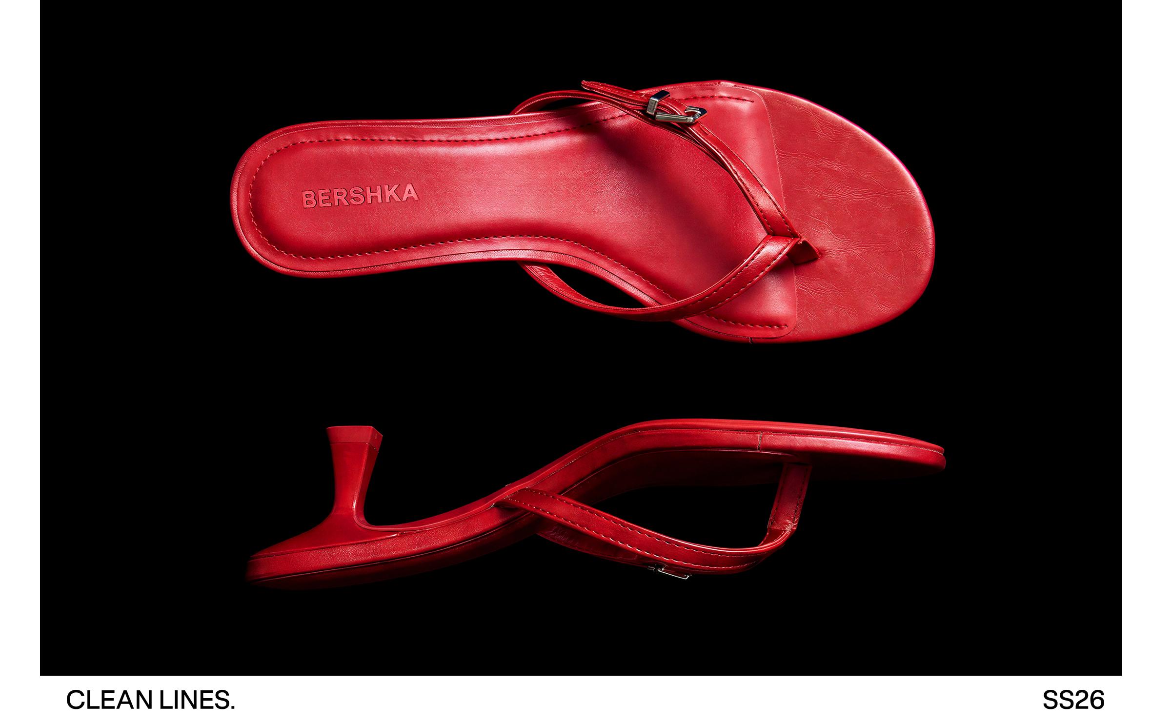 Buckle thong heeled sandals — RED