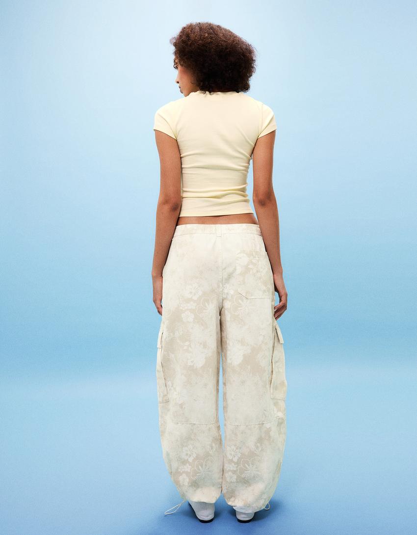 Pantalón cargo estampado-Arena