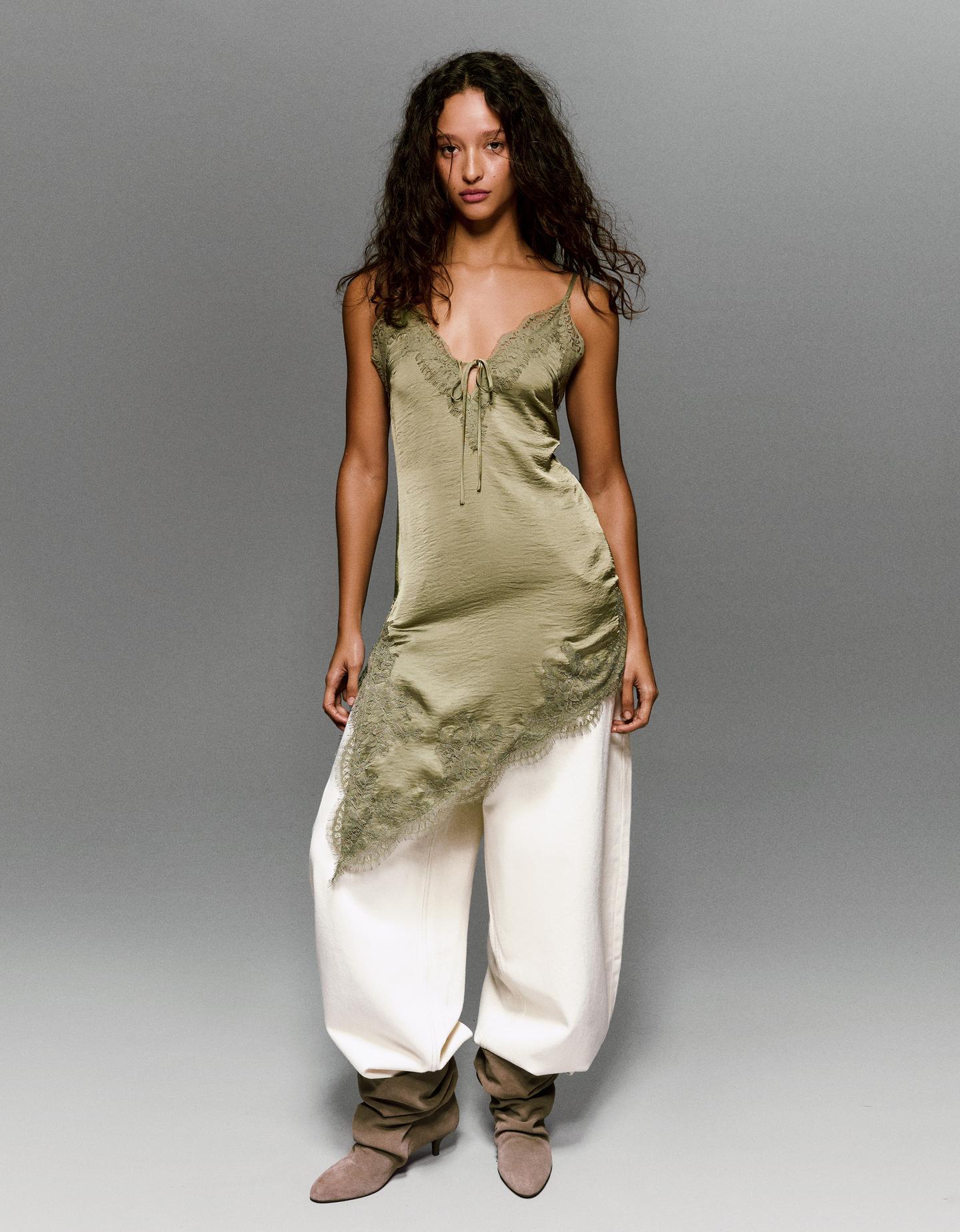 Bershka asymetryczna sukienka mini z satyny khaki