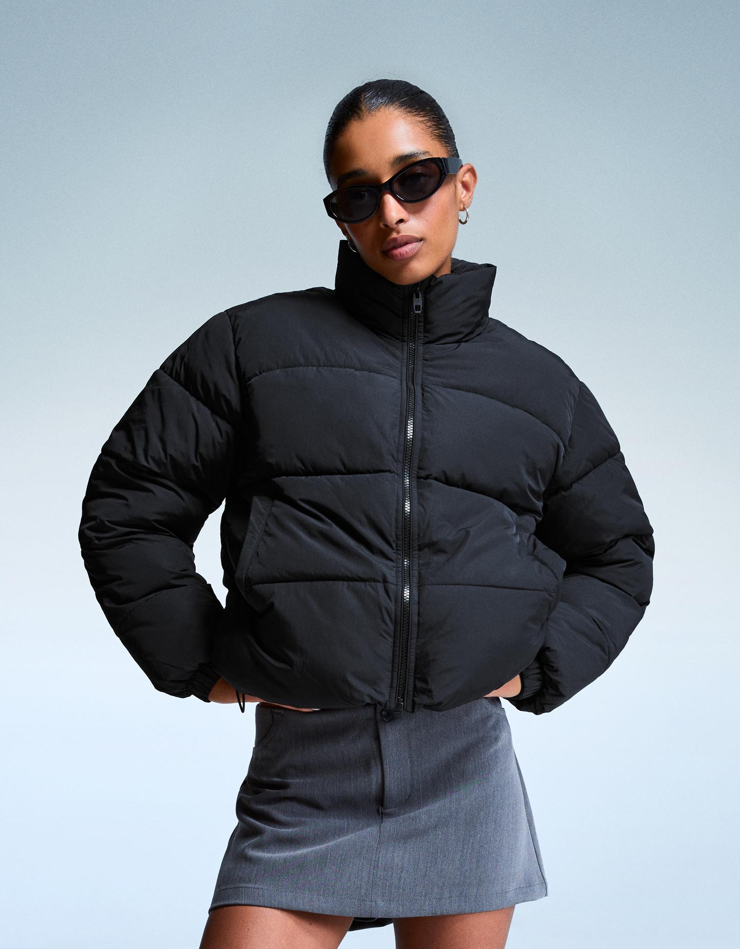 Bershka puchowa kurtka czarny