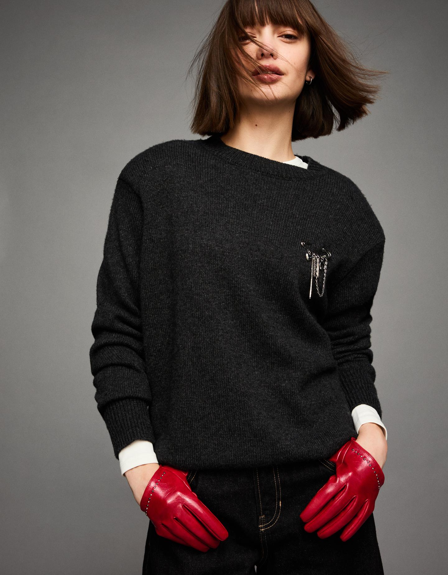 Bershka krótkie rękawiczki ze sztucznej skóry z ćwiekami czerwony