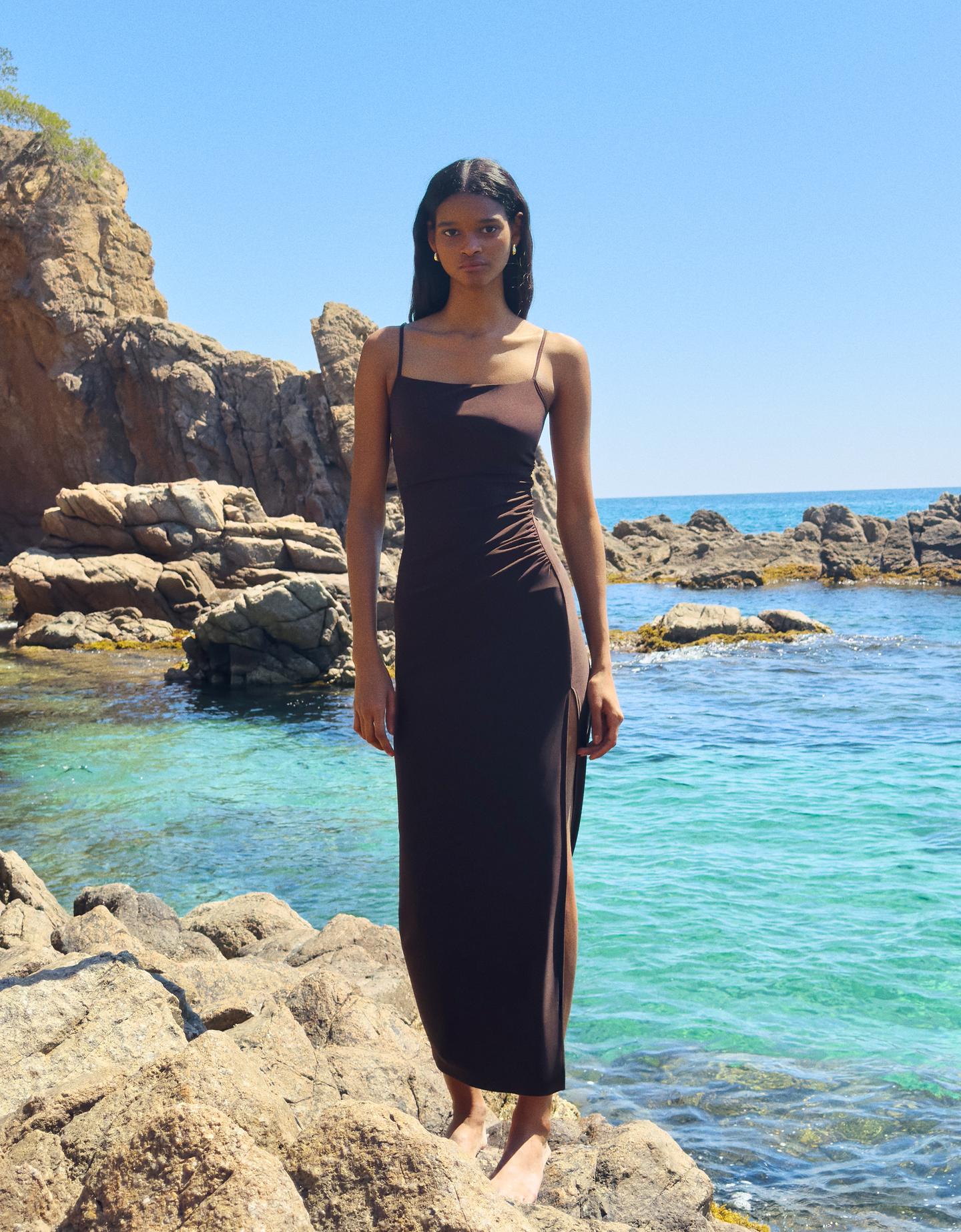 Bershka sukienka średniej długości na ramiączkach brązowy