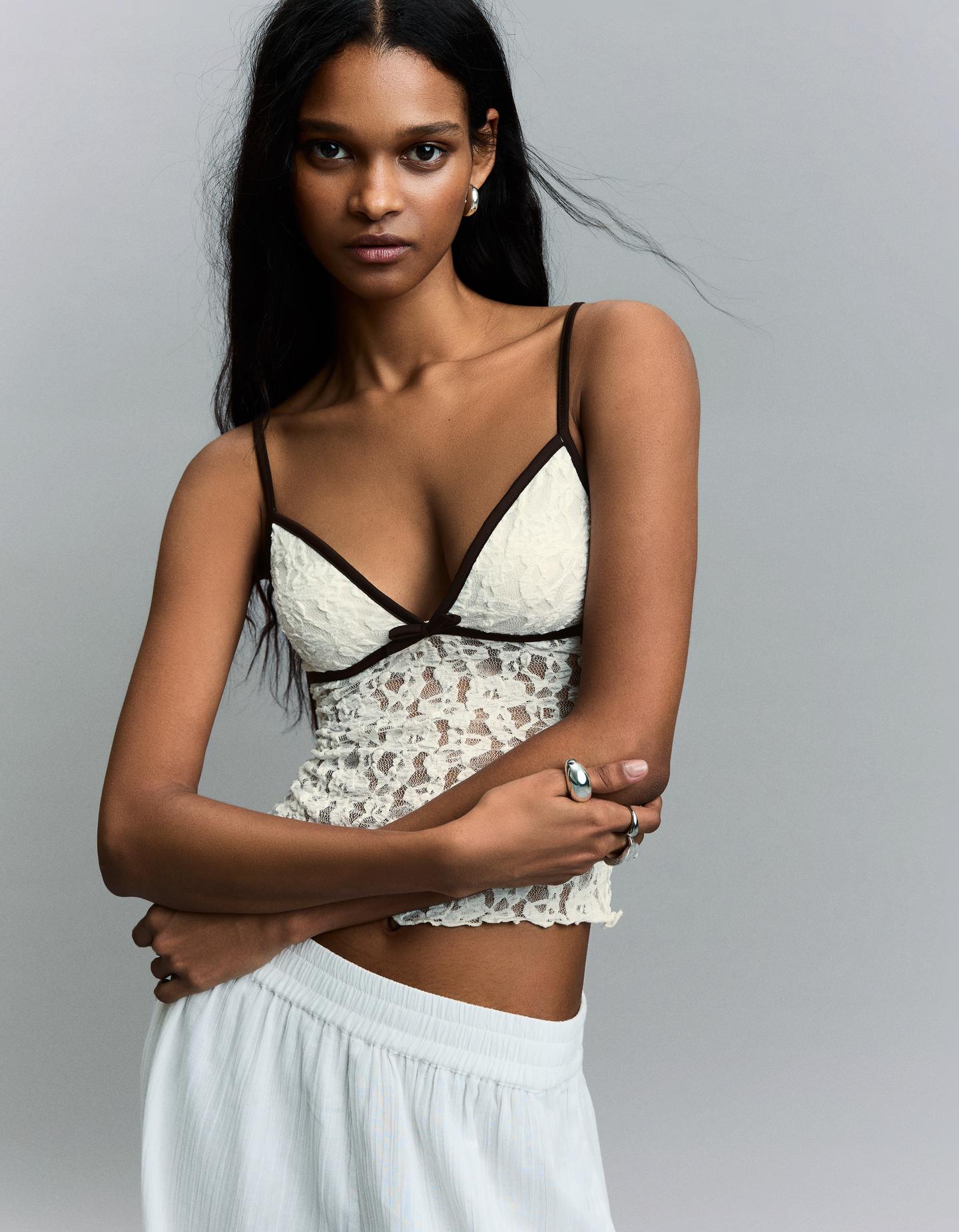 Bershka top na ramiączkach z koronką i kokardą biały złamany