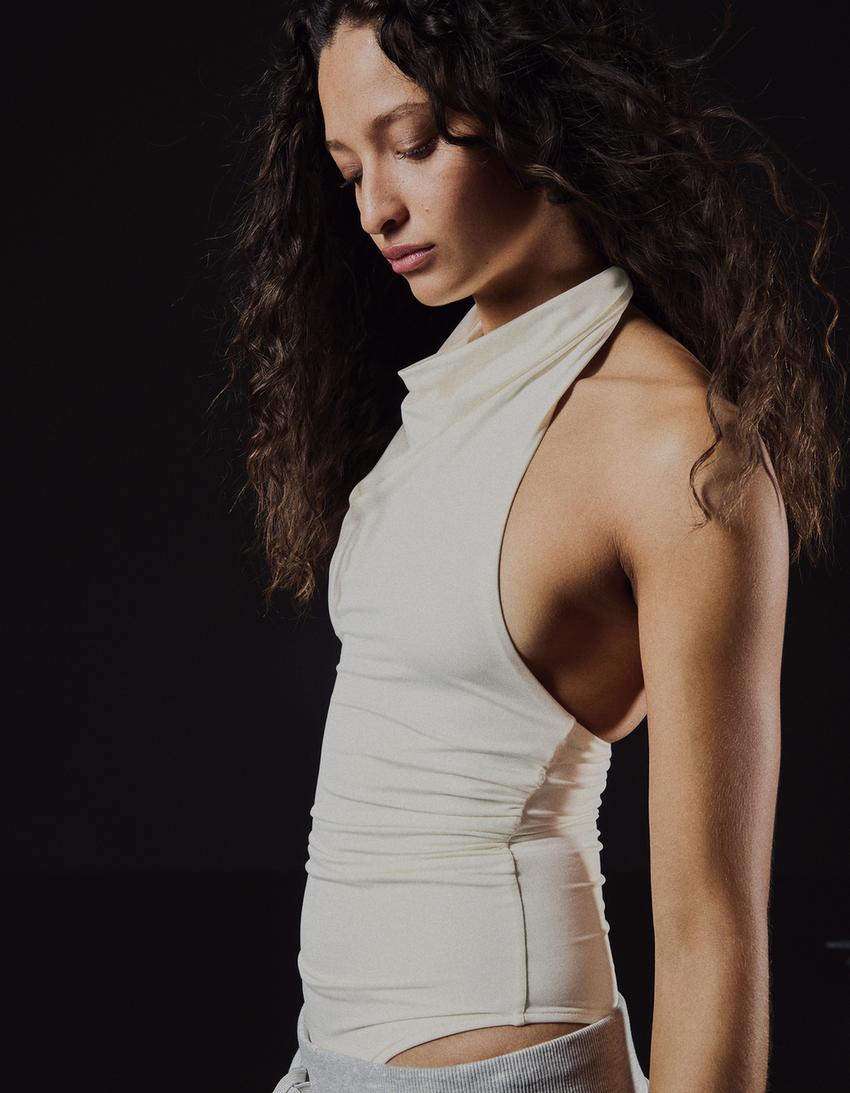 Halterneckbody-Krämfärgad