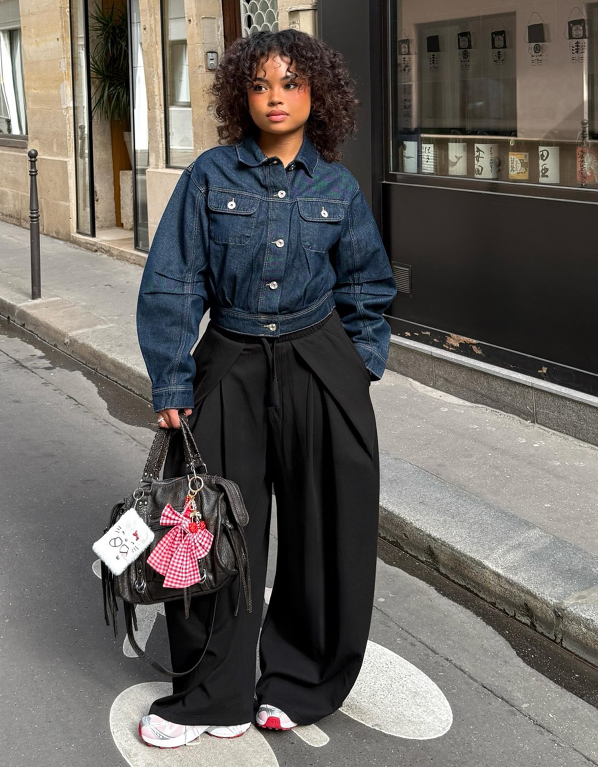 Sentetik kauçuk kumaş görünümlü stoperli geniş paça pantolon