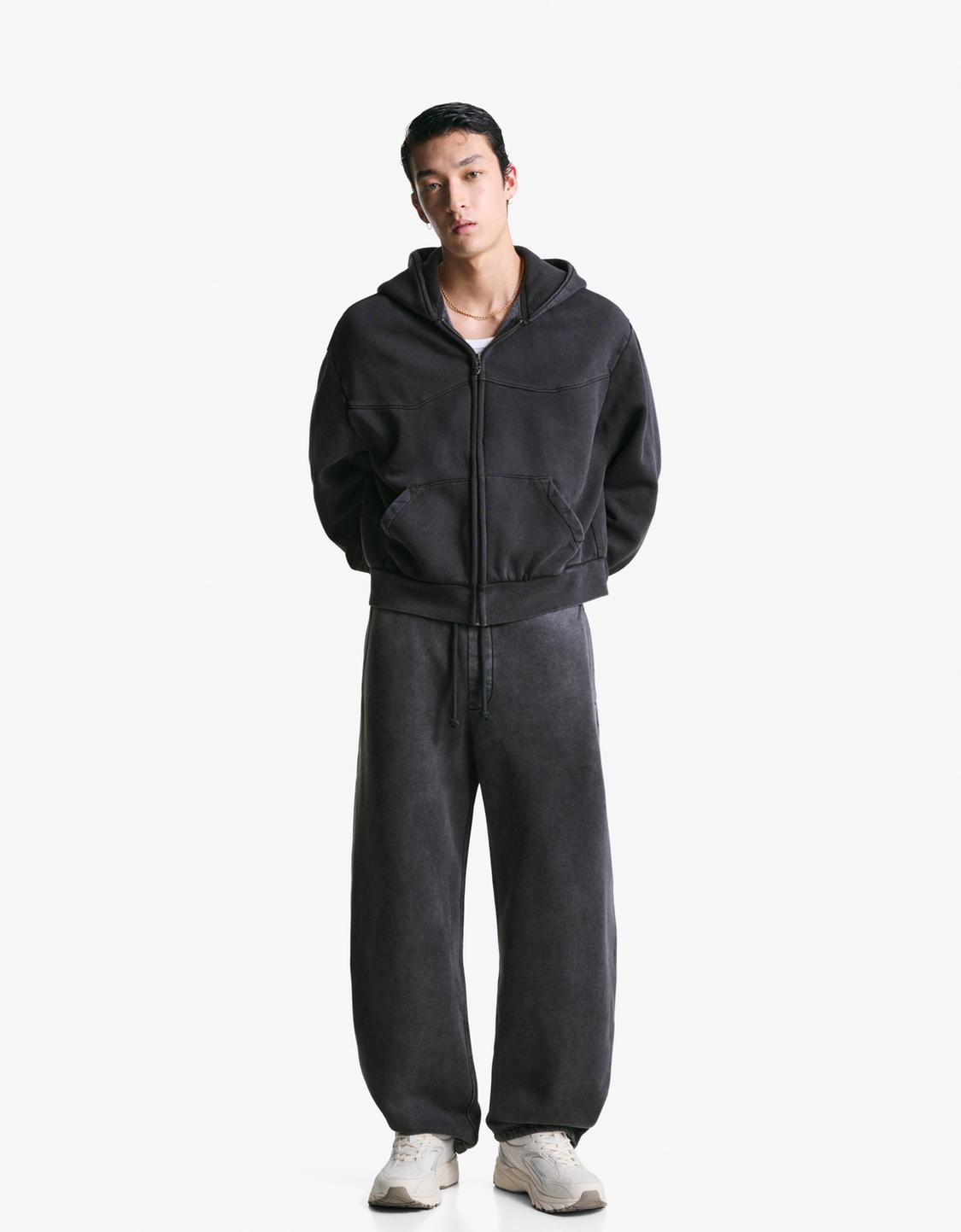 Conjunto de sweatshirt e calças