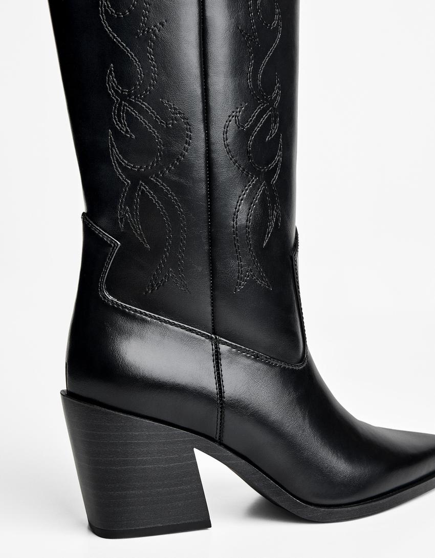 Cowboystiefel mit Absatz und Stickereien-Schwarz