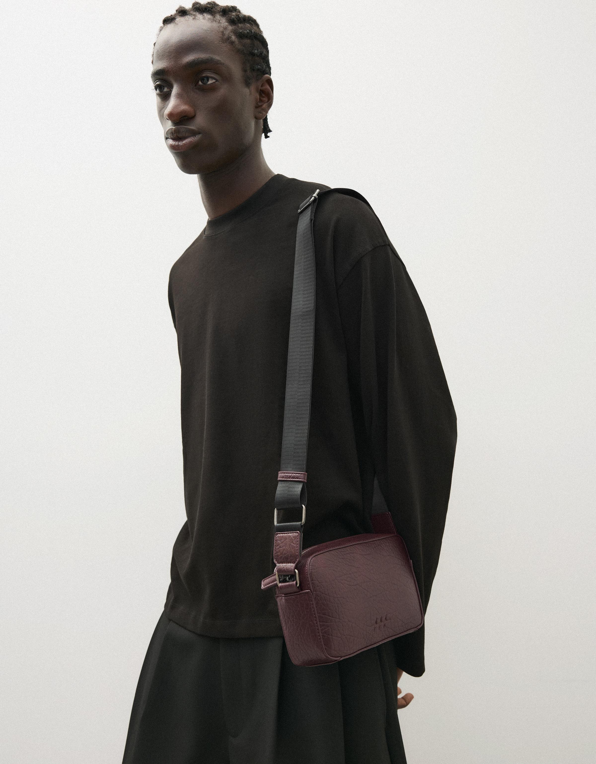 Embossed star crossbody bag — Maroon