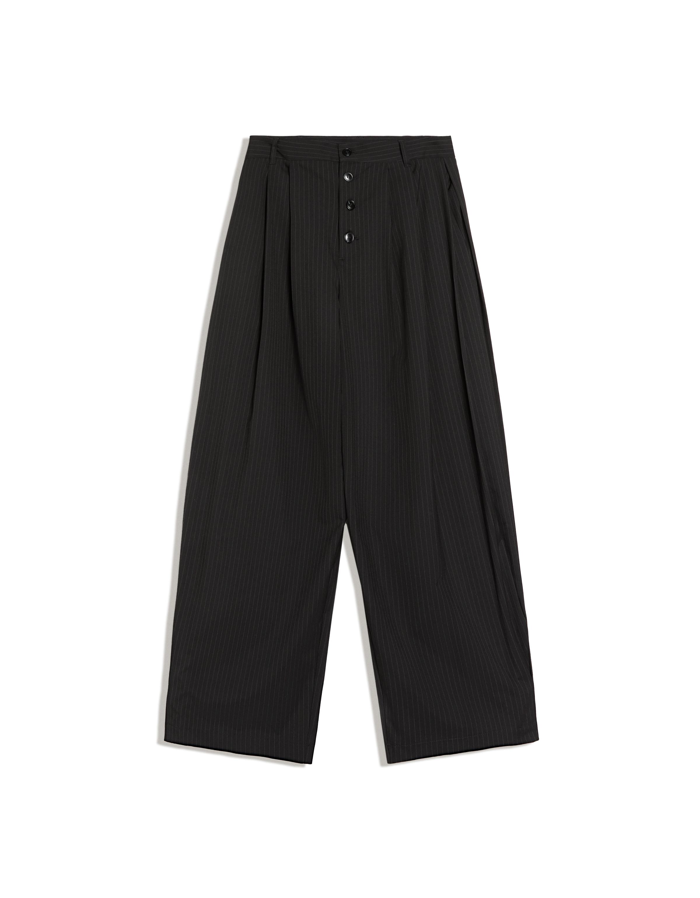Balloon trousers with pleats and buttons