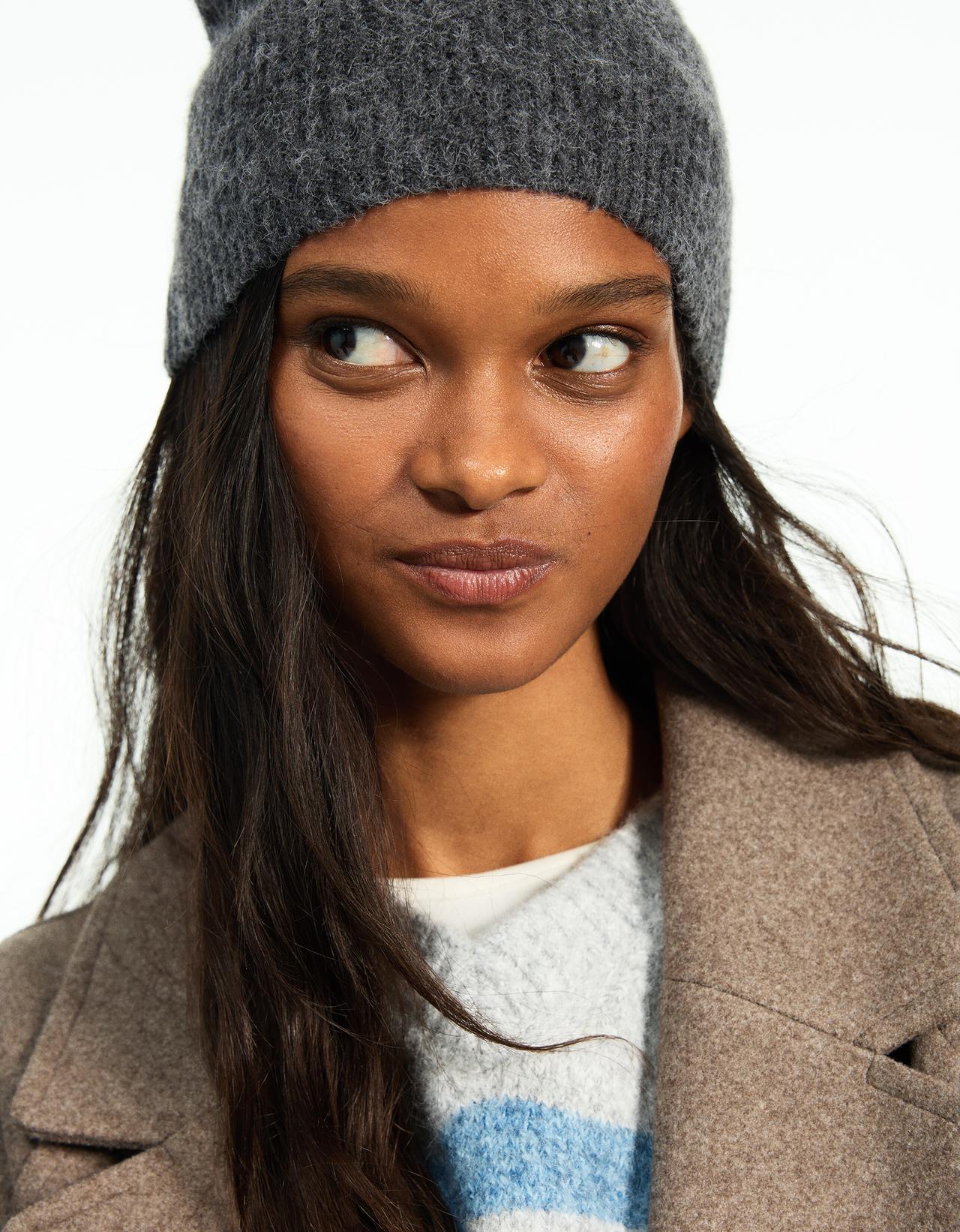 Knitted beanie — Black