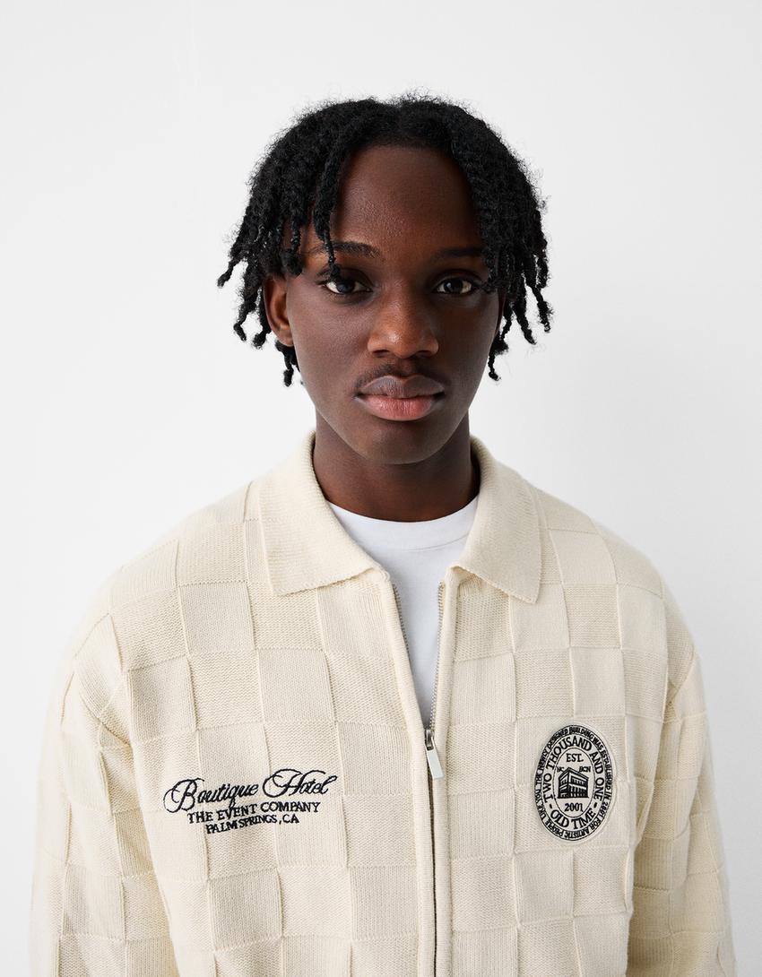 جاكيت فيست بملمس بارز وتطريز-كريمي-2