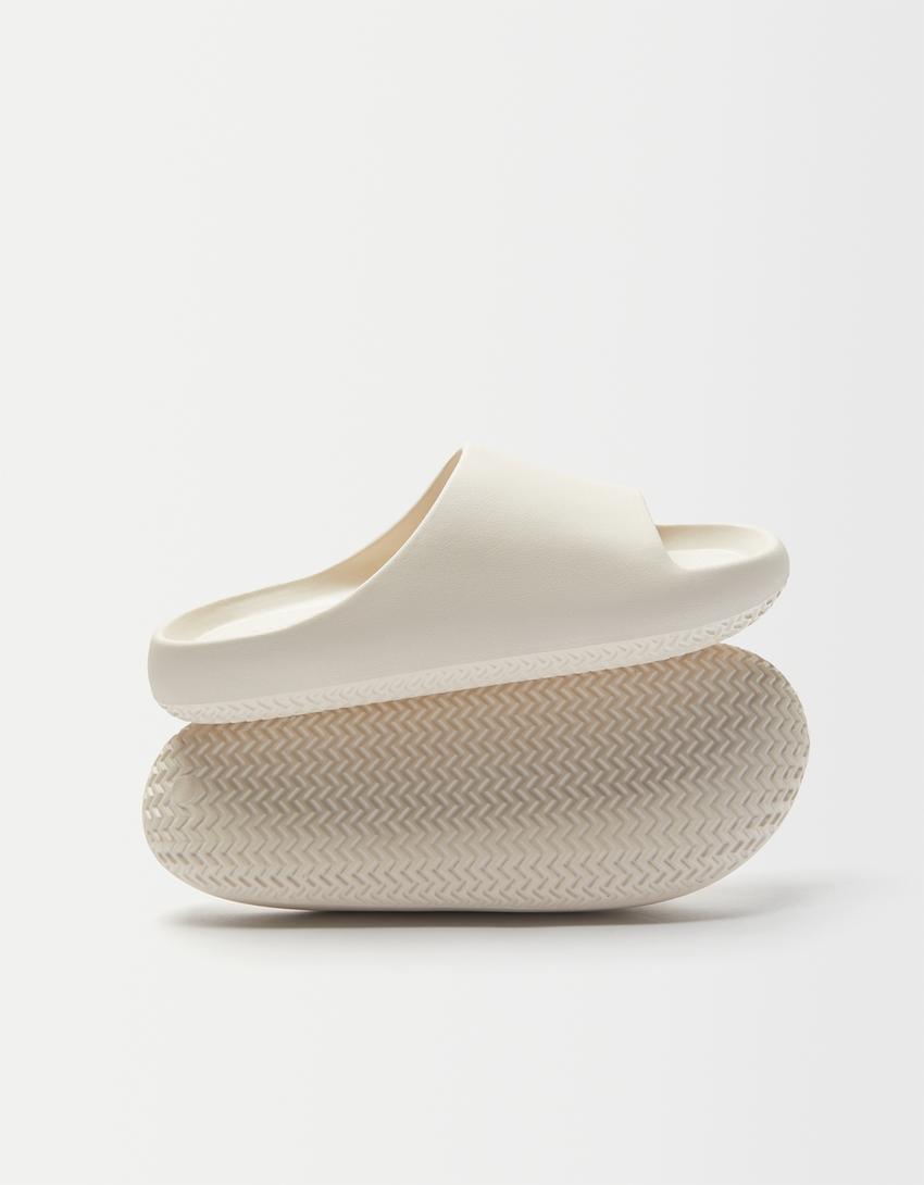 صندل مسطح بمظهر بارز للرجال-رملي-2