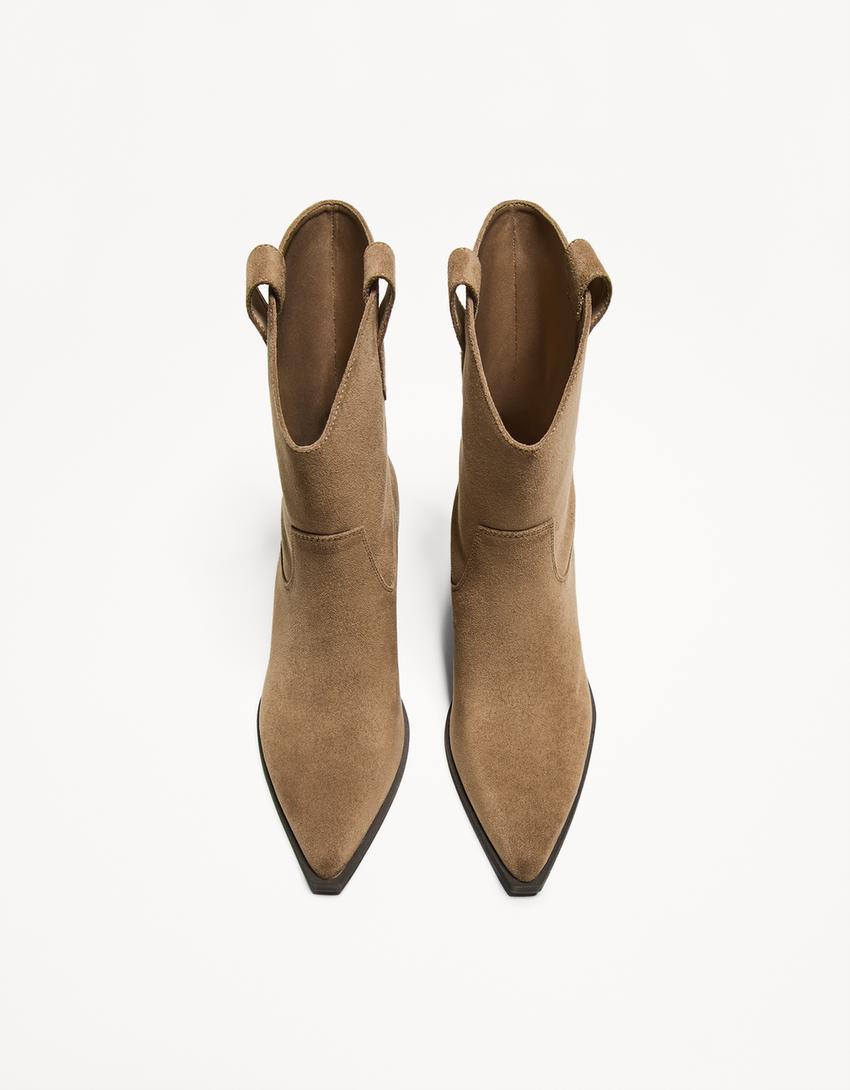 Körpernah geschnittene Absatzstiefeletten im Cowboylook-Taupe