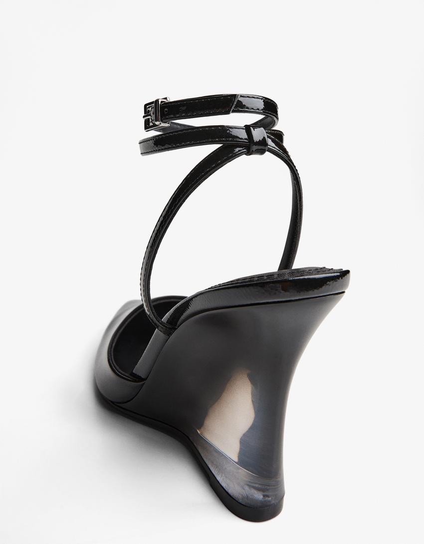 Sandaletit nilkkaremmillä ja kiilakorolla-Musta