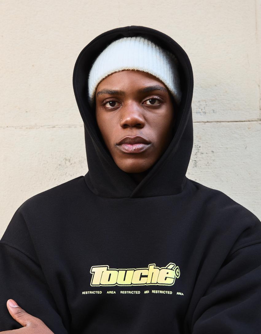 Moletom com capuz estampado-Preto