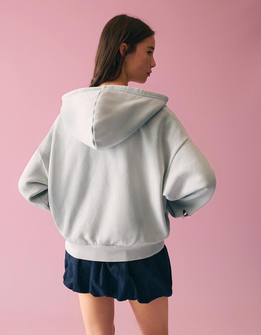 Sweatshirt capuz cropped print-Cinza