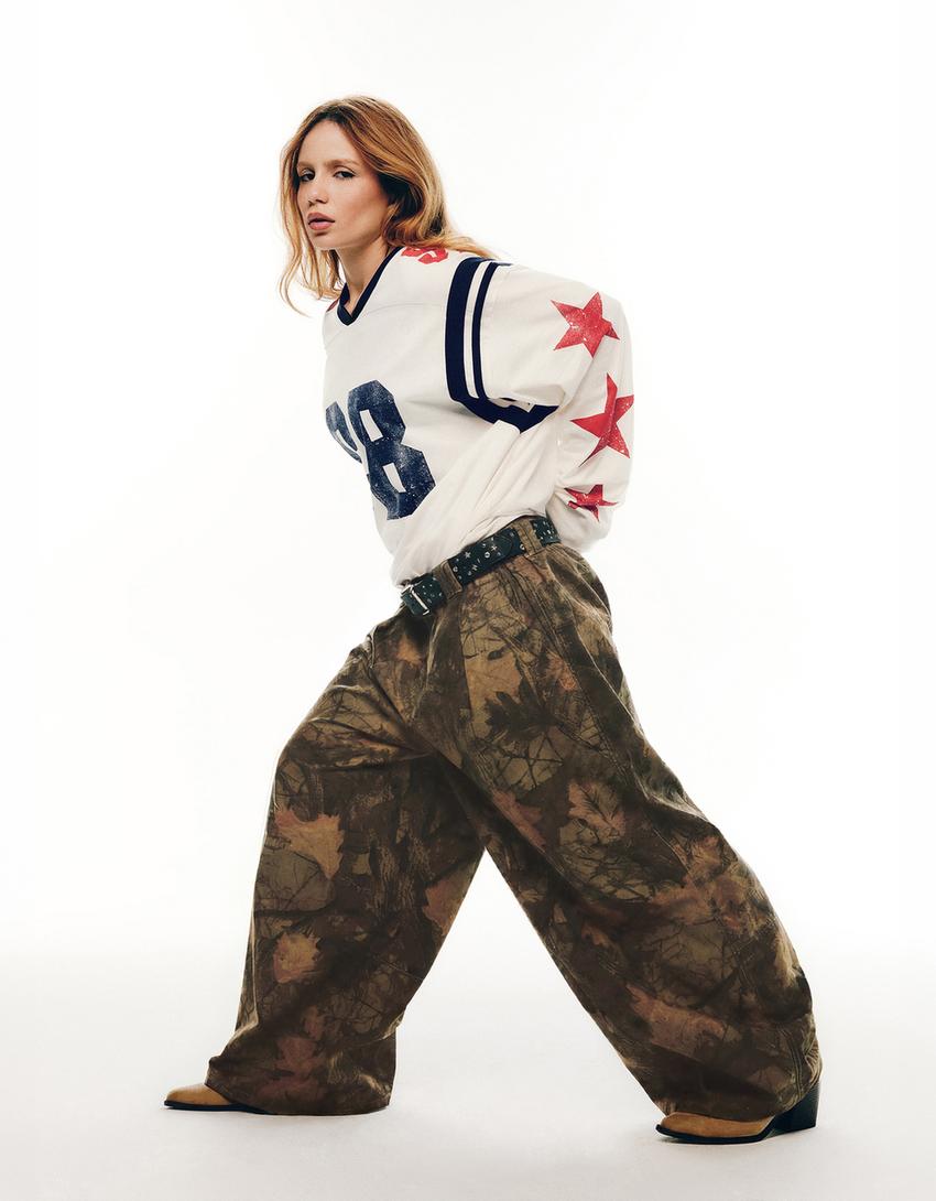 Camiseta oversize estampada Carol Biazin Collection-Off-white