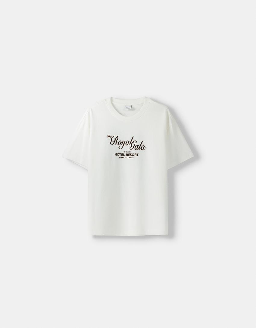 تيشرت بقصّة مربعة وأكمام قصيرة وطبعة-أبيض-4