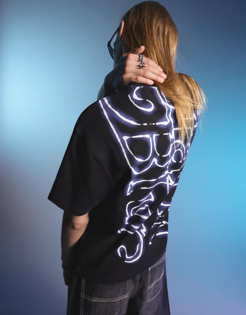 تيشرت بأكمام قصيرة وطبعة-أسود