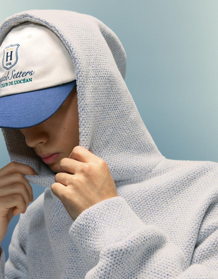 Sweatshirt com capuz e padrão-Cinza