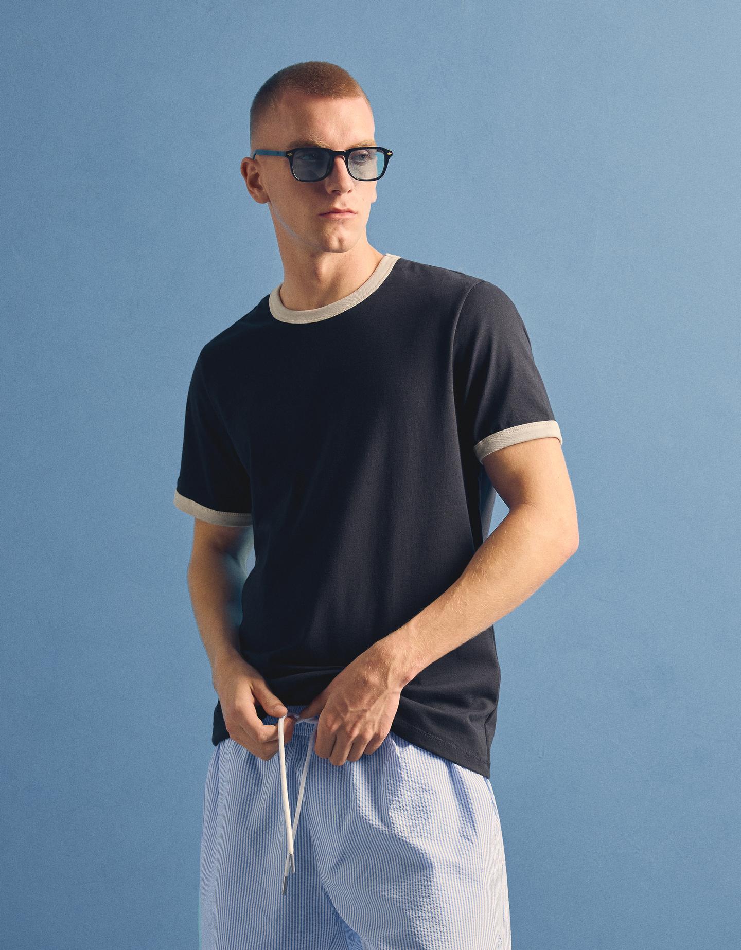 Bershka koszulka z krótkim rękawem i kontrastowym ściągaczem granatowy