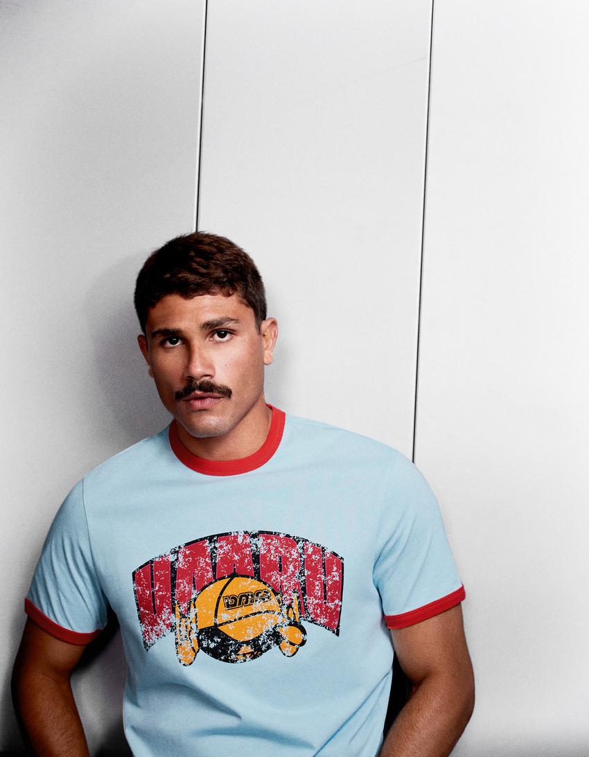 تيشرت بطبعة UMRU وأكمام قصيرة-أزرق