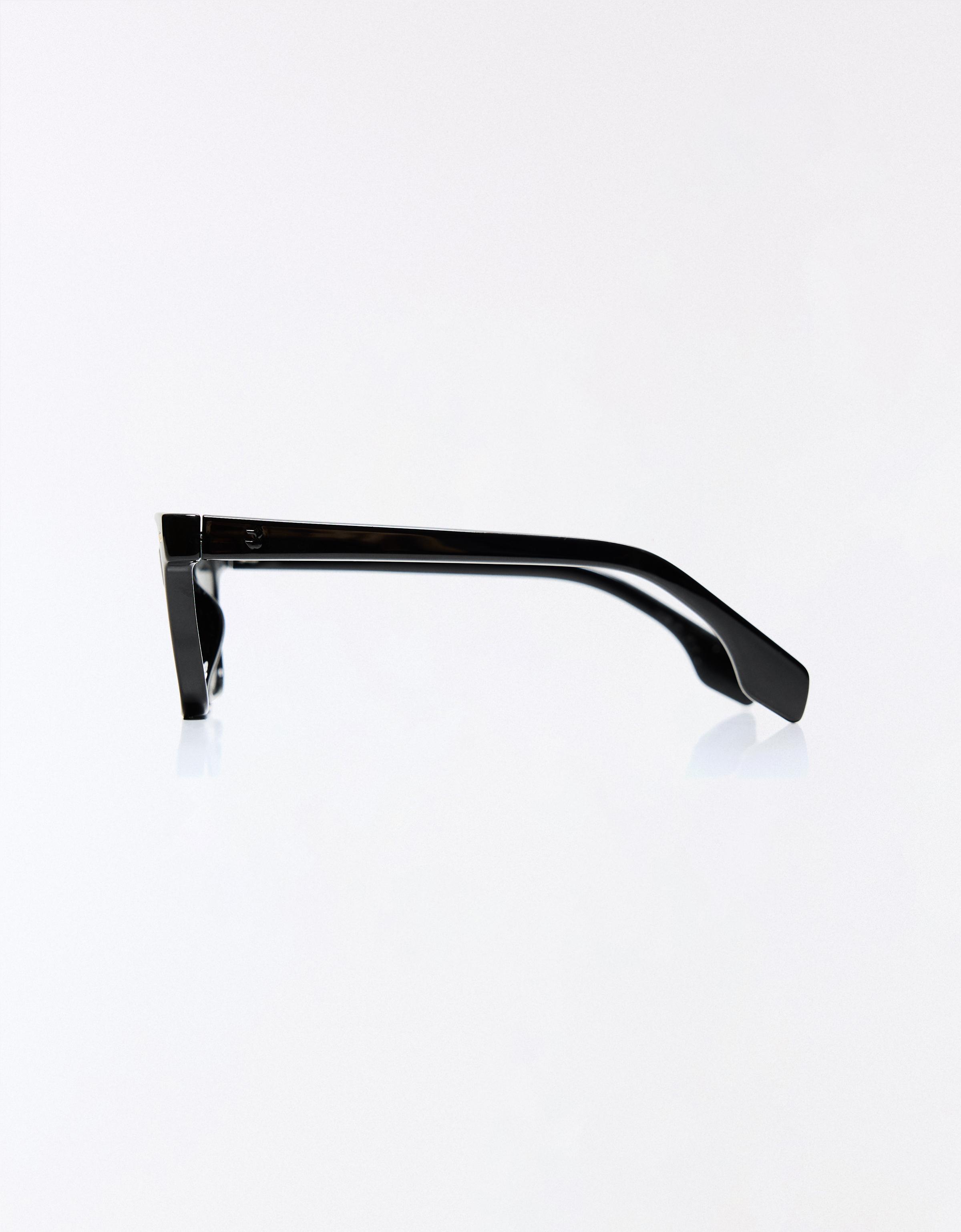 Plastic sunglasses — Black