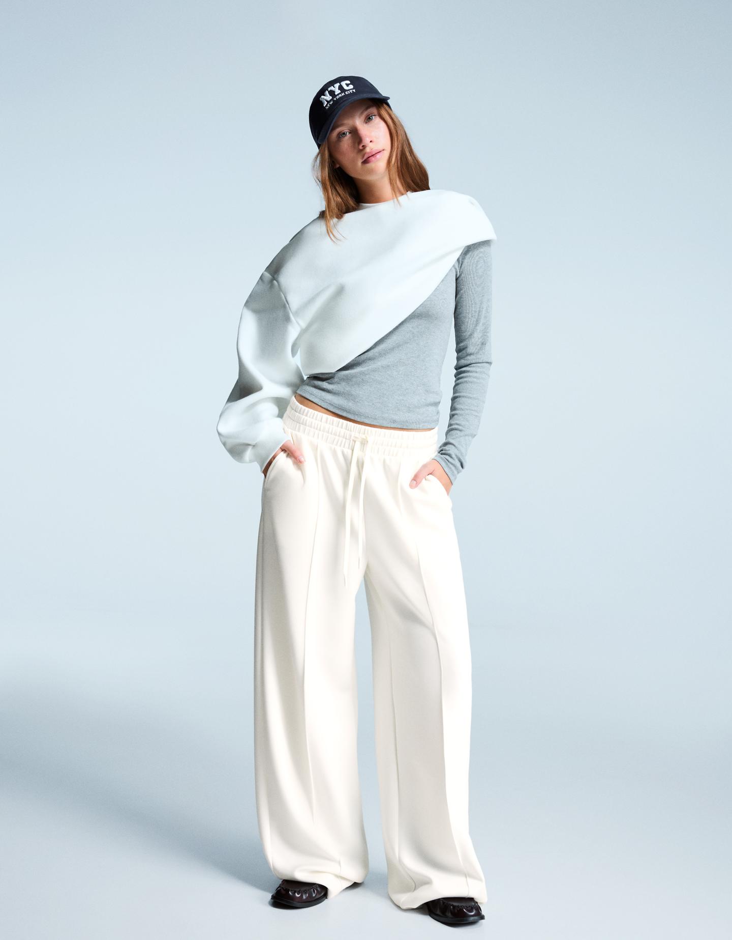 Bershka spodnie z szerokimi nogawkami z miękkiej tkaniny kremowy