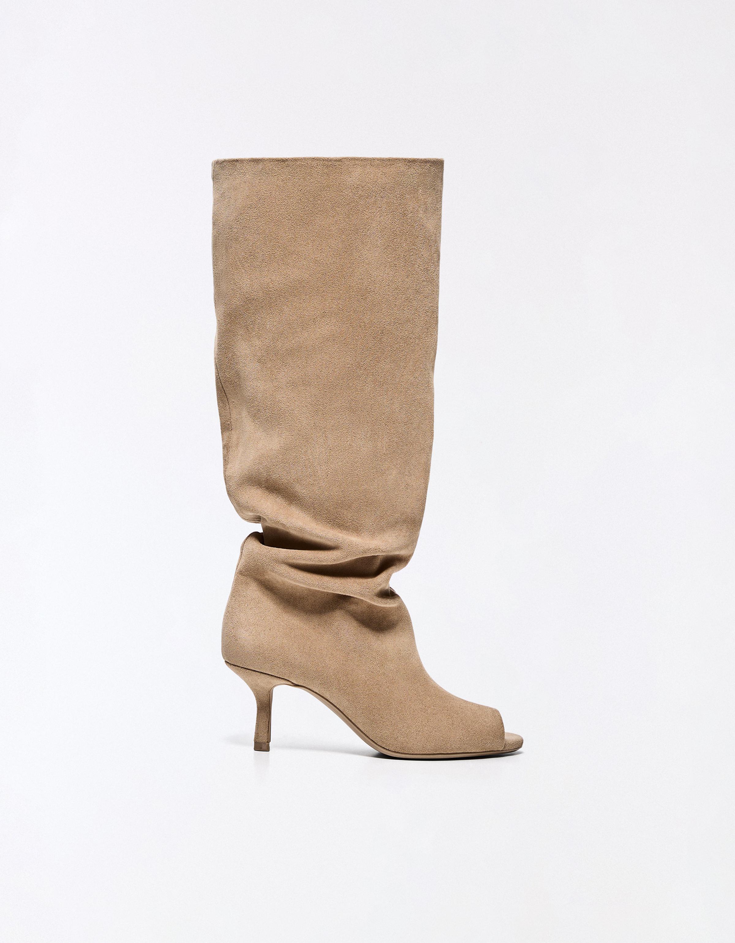 Kitten heel boots with split — BEIGE