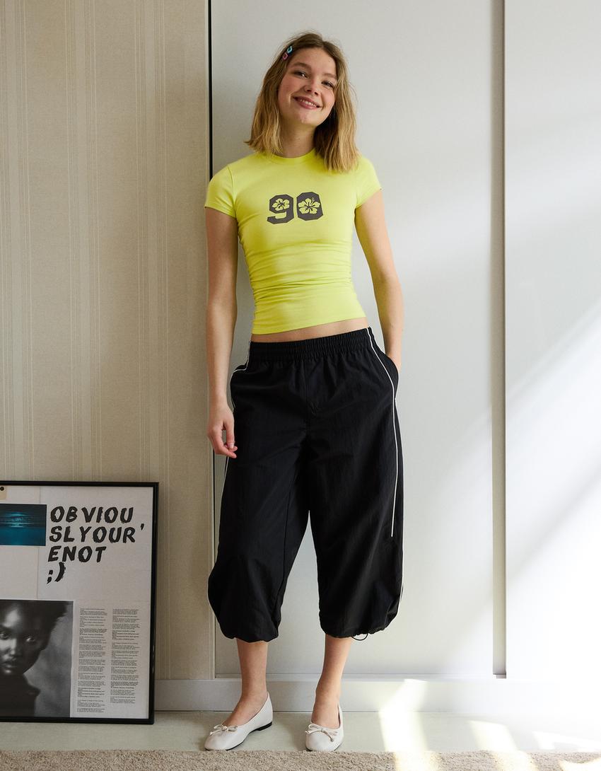 Kortermet T-skjorte med rysjer og trykk-Gul