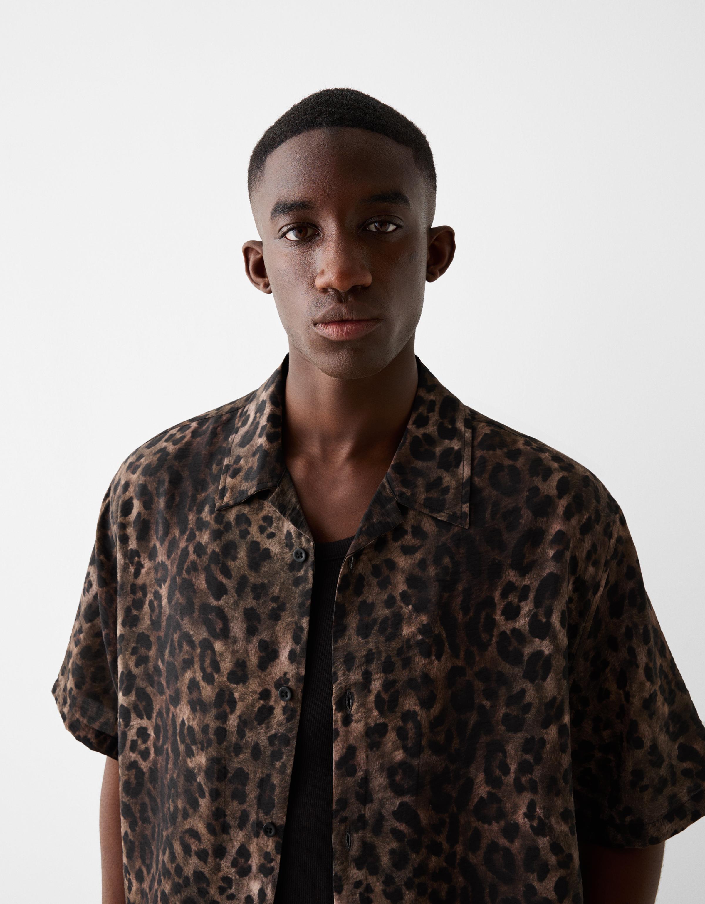 Camisa manga corta animal print Camisas Hombre Bershka