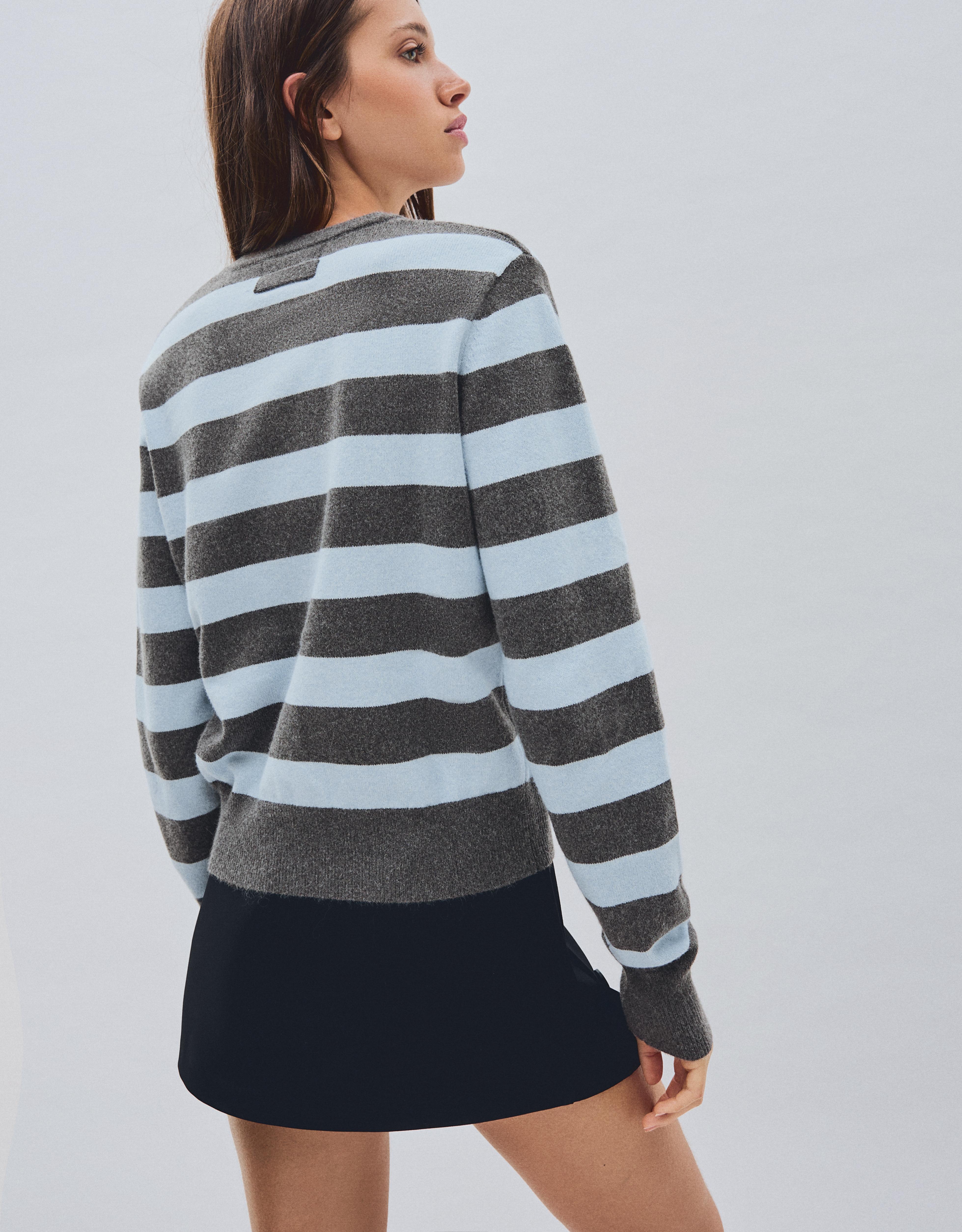 Round neck jumper — Grey