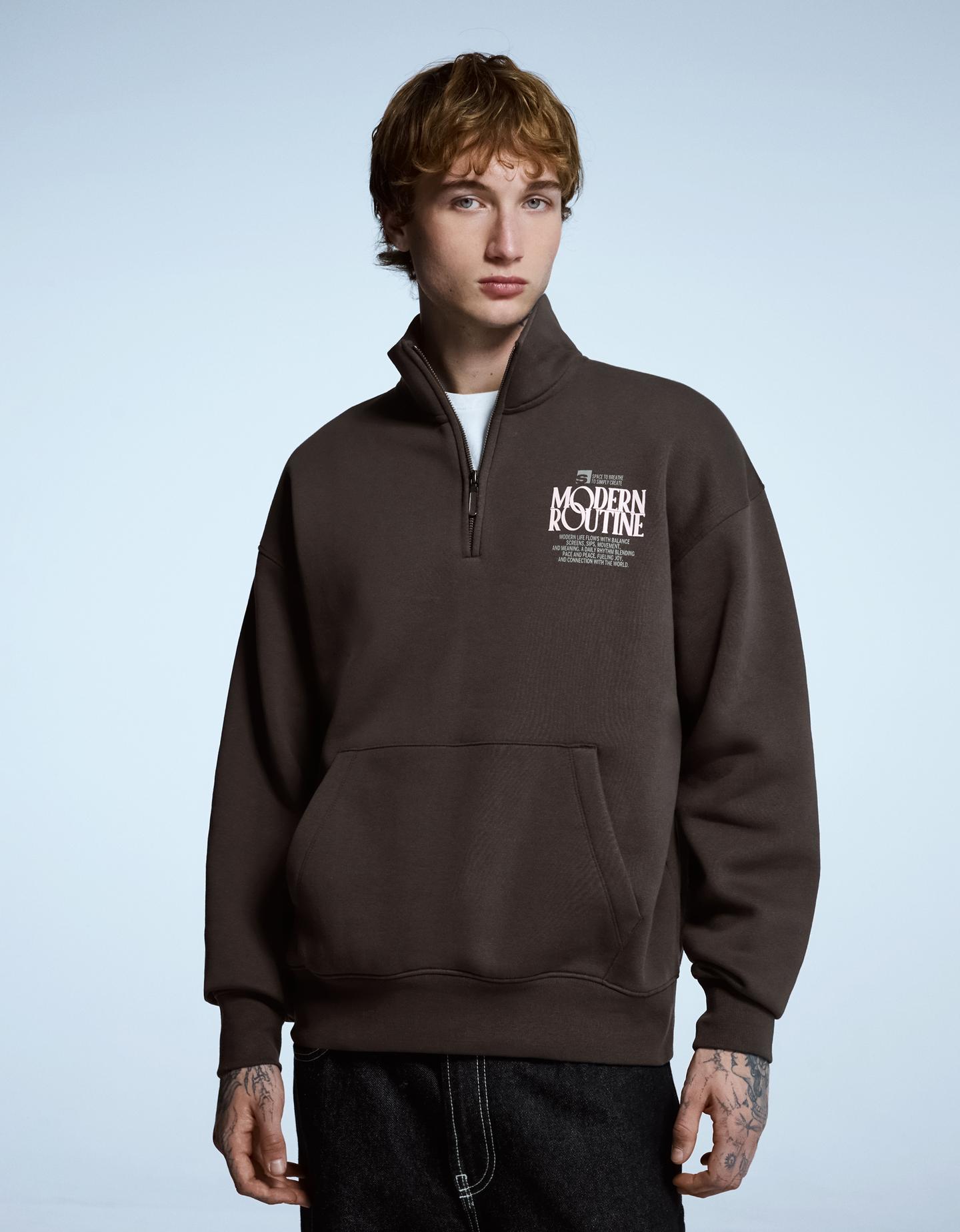 Bershka bluza z nadrukiem z suwakiem przy kołnierzu brązowy