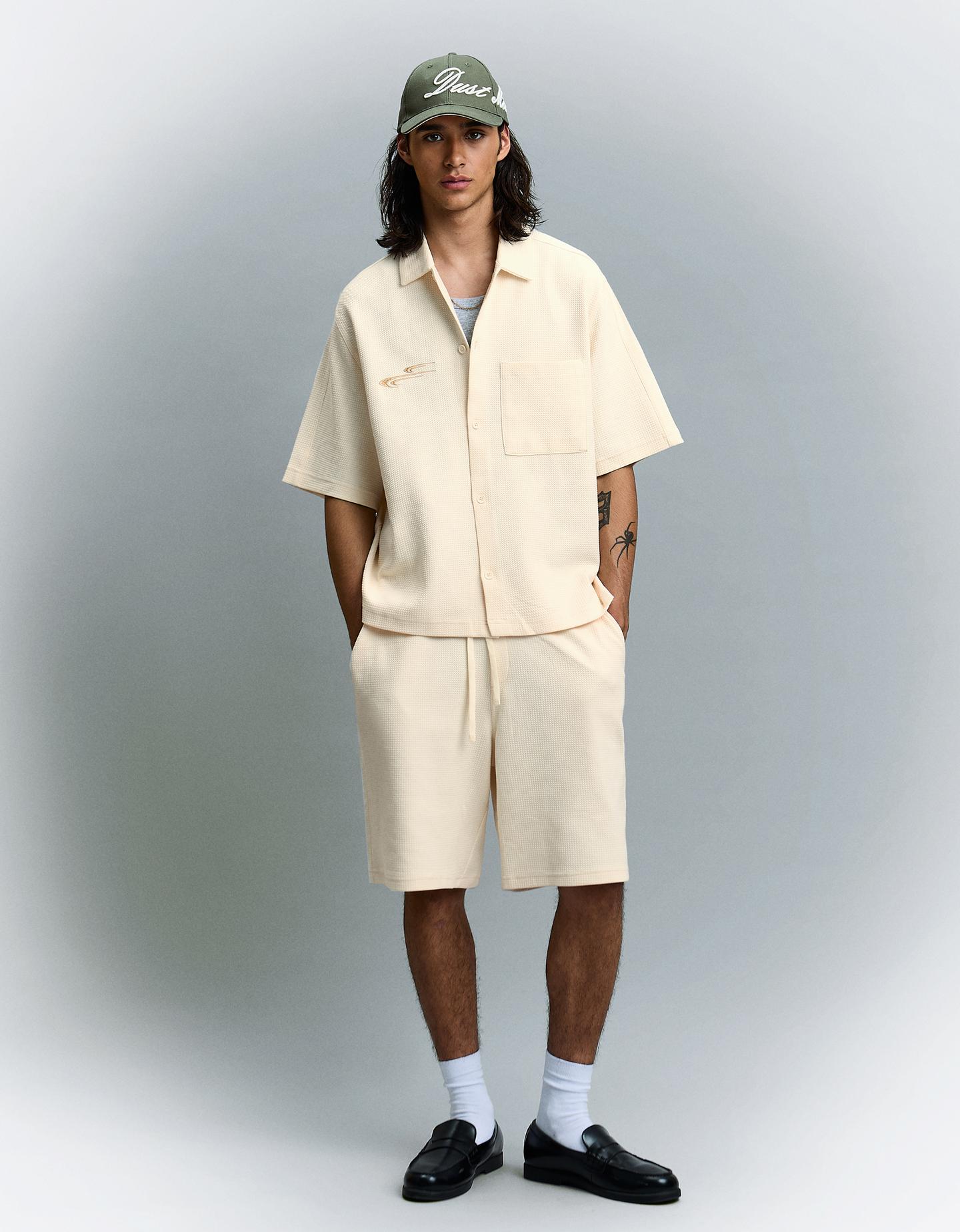 Bershka bermudy skater z gofrem biały złamany