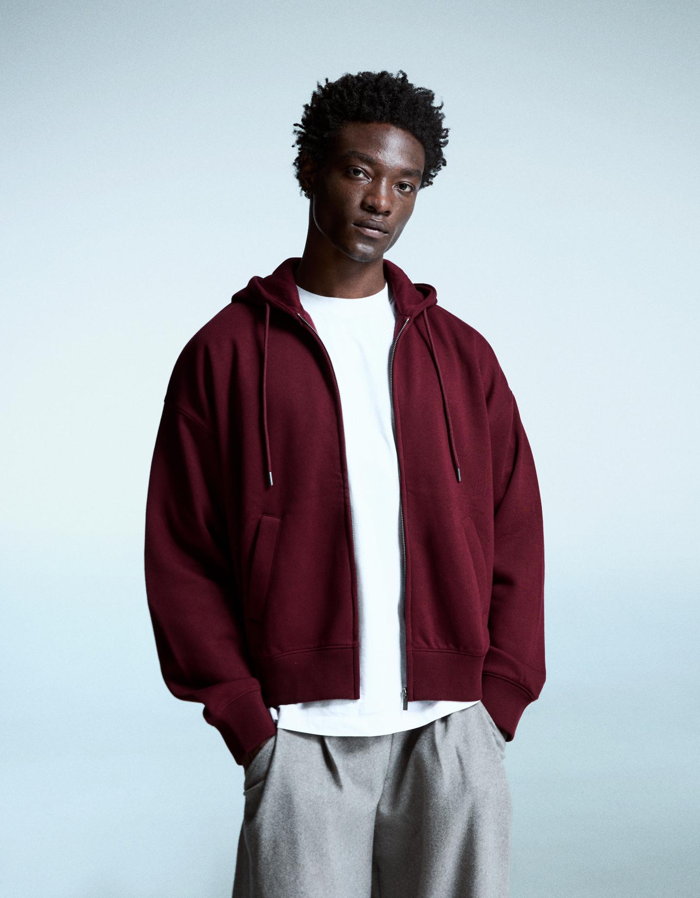 Bershka bluza z kapturem i suwakiem rubinowy