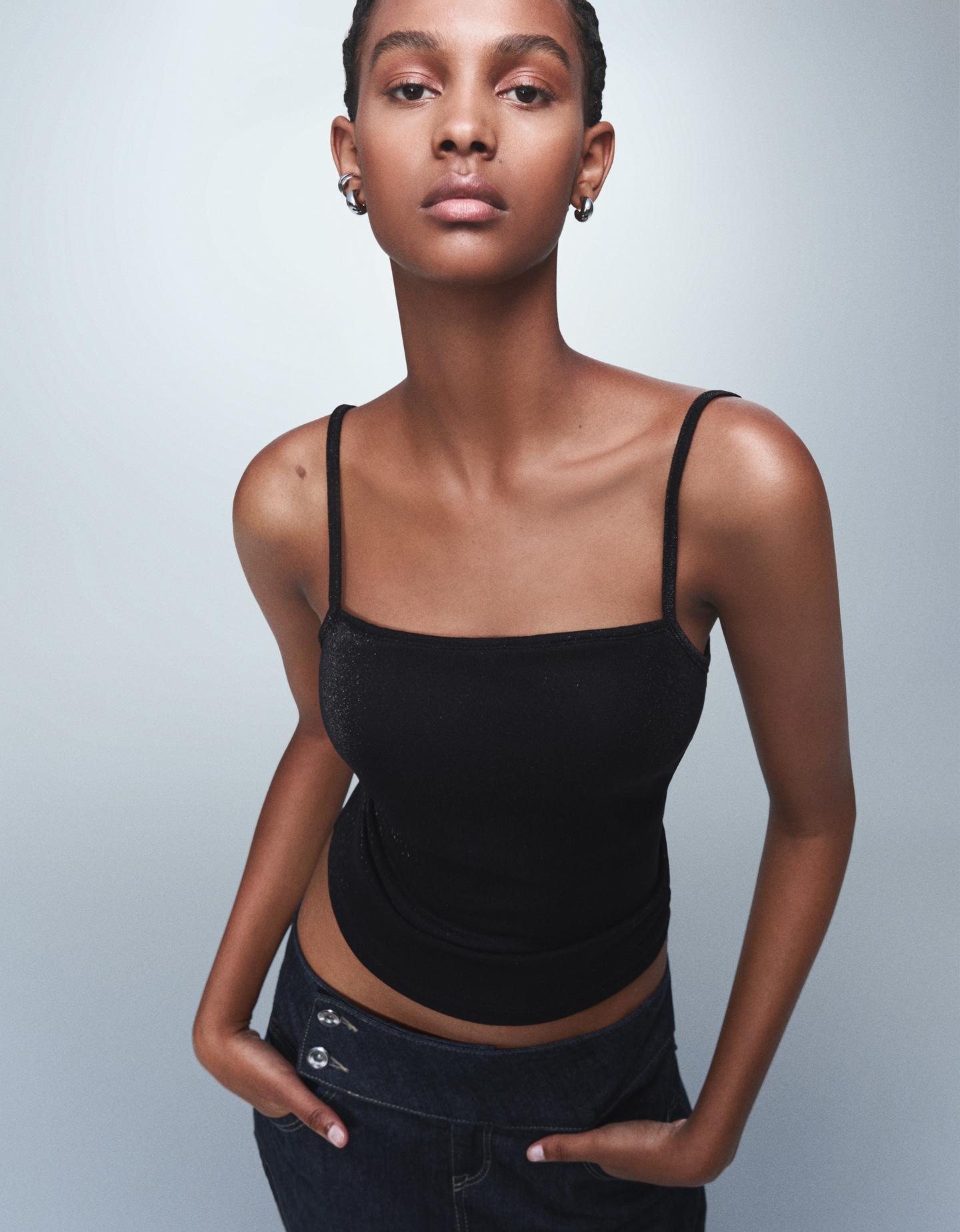 Bershka top na ramiączkach z metalizowaną nicią czarny