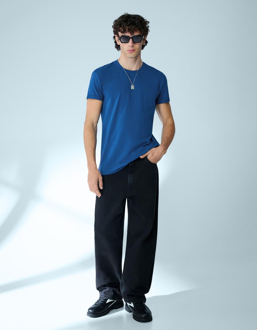 T-Shirt mit umgeschlagenen Ärmeln-Blau