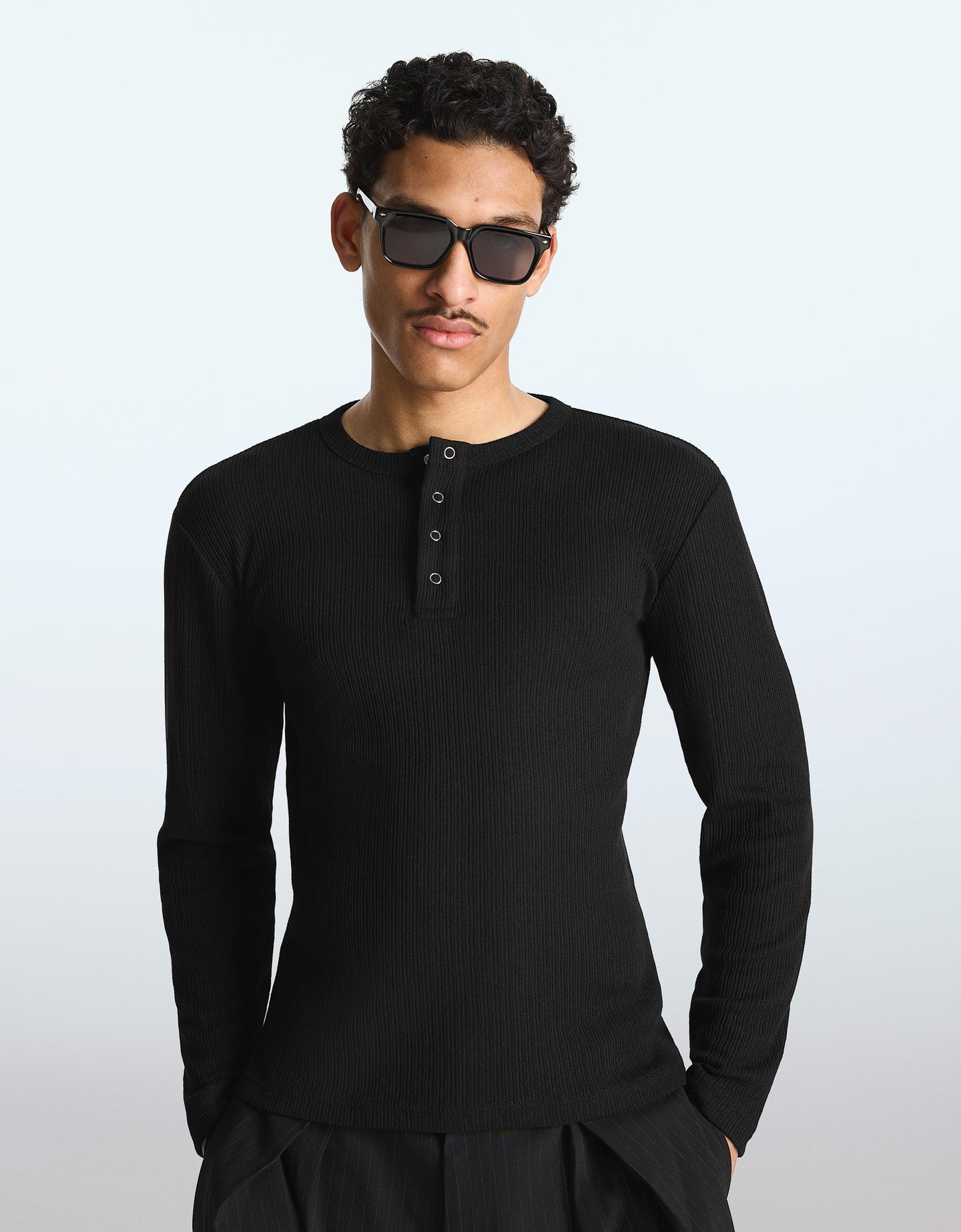 Bershka koszulka z fakturą i dekoltem henley czarny