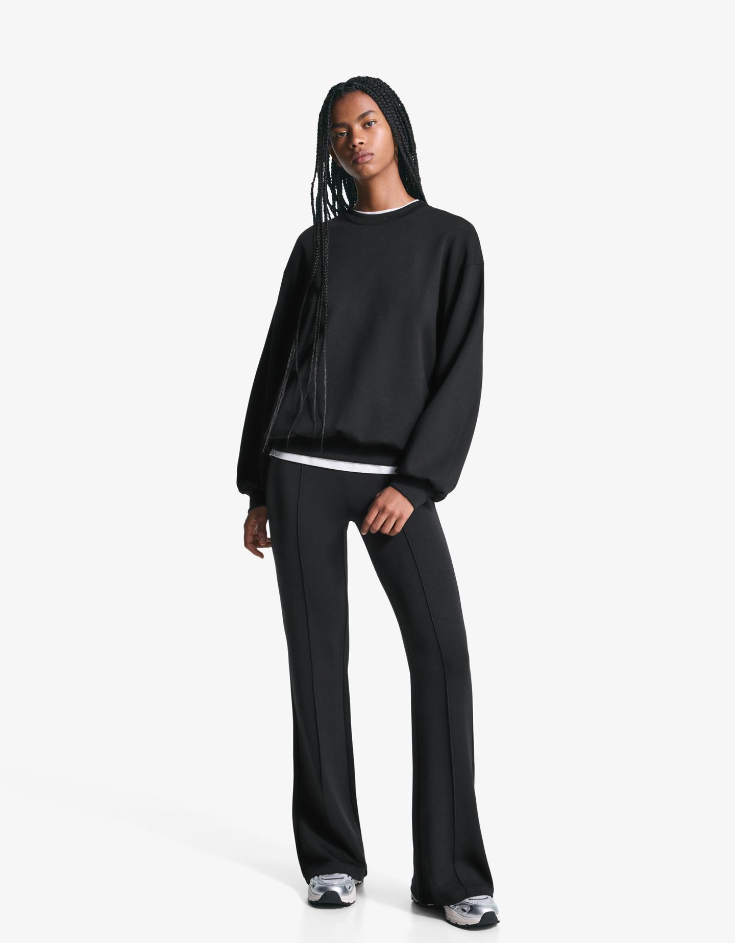 Bershka spodnie o kroju flare modal czarny