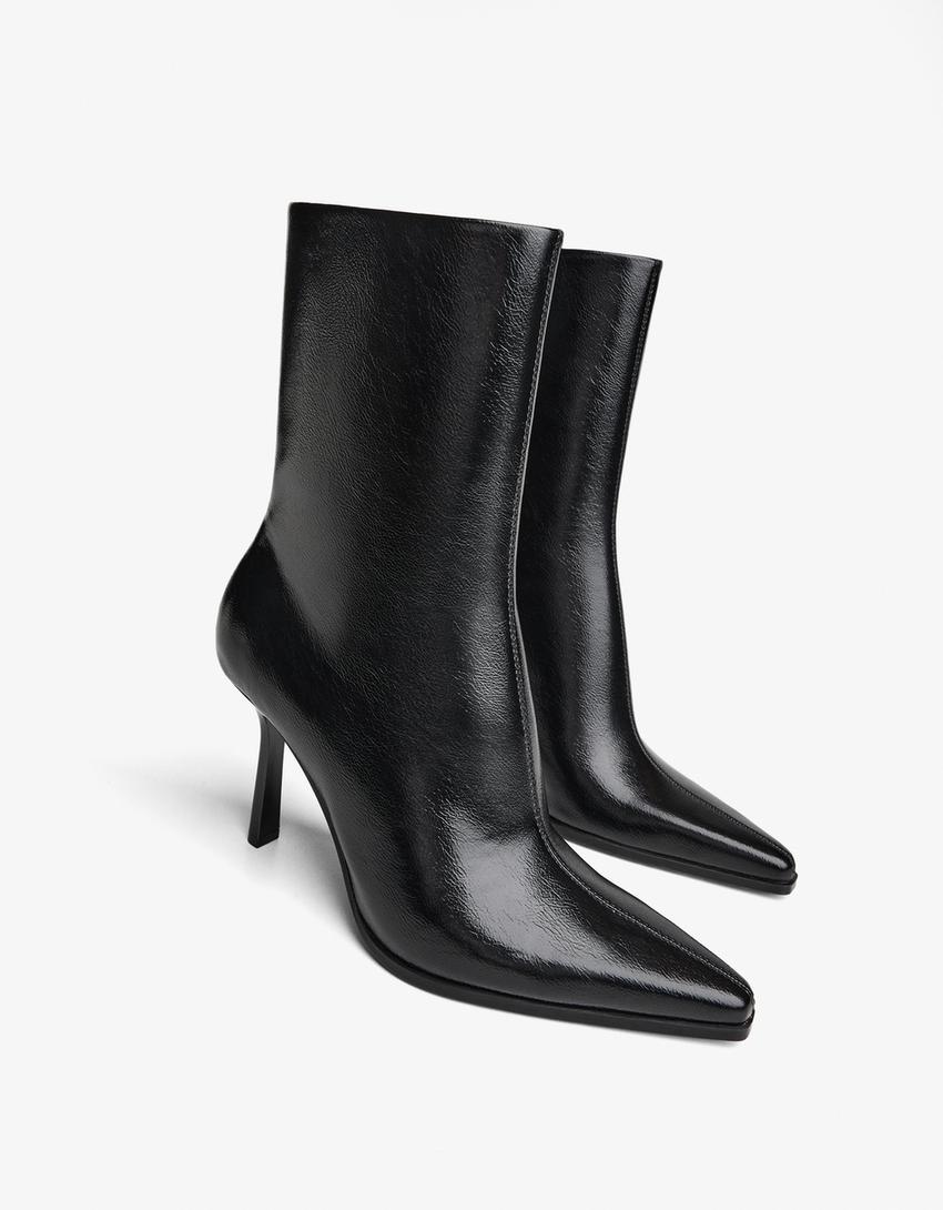 Bota de salto gravado-Preto