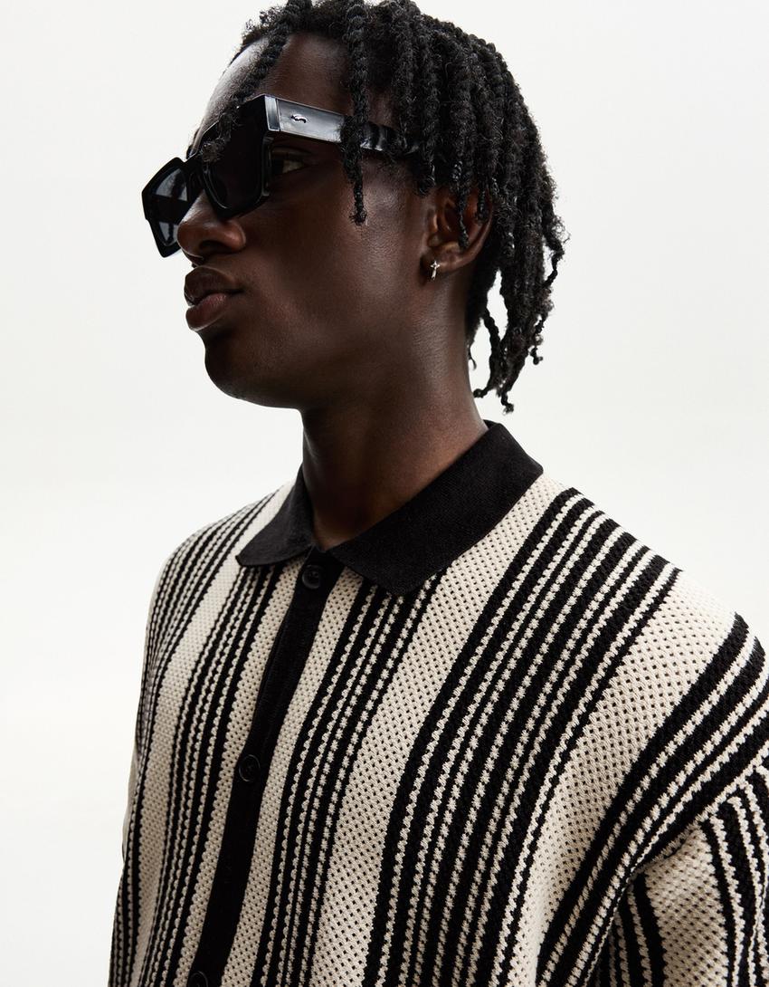 قميص مخطط بأكمام قصيرة وملمس بارز-أبيض / أسود