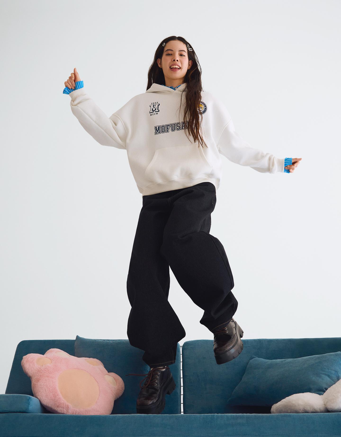 Bershka bluza mofusand z kapturem i nadrukiem biały złamany